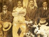 Los comerciantes y las tertulias de Guarenas. Sentados de izquierda a derecha: Epifanio García, Argimiro Rodríguez, José de Jesús González y un amigo no identificado. De pie, de izquierda a derecha: Francisco Delfín García, Cruz Ramón Urbina Camacho, Miguel Castro y Jesús Díaz. Año 1919.