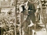 Manifestación Cultural "La Viejita de Guarenas", creada y representada por el cultor Miguel Parra (†). Fotografía del año 1949.