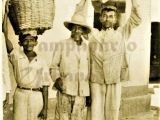 Eusebio Antonio Gil "Petrón" (derecha), Eduardo Araujo "Caramelo" (centro), Ramón (izquierda). Guarenas, década 1930.