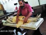 Luis González preparando la imagen del Santo Cuerpo. Iglesia La Candelaria de Guarenas, 14 de abril de 2022.