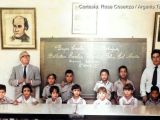 Biblioteca Escolar "Maestro Félix Eduardo Acuña Ruiz", Escuela Estadal Concentrada "Simón Rodríguez", Guarenas, década de 1970. Reconocimiento a los Buenos Lectores del 2do. Grado "B". Sentados de izquierda a derecha, los alumnos Peralta, Teresita Ripoll (†), Rossana García, Nancy, Icnayana Vera y María.
