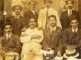 Los comerciantes y las tertulias de Guarenas. Sentados de izquierda a derecha: Epifanio García, Argimiro Rodríguez, José de Jesús González y un amigo no identificado. De pie, de izquierda a derecha: Francisco Delfín García, Cruz Ramón Urbina Camacho, Miguel Castro y Jesús Díaz. Año 1919.