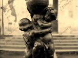 Escultura de Amorcillos en la fuente de la Plaza La Candelaria de Guarenas, del escultor Emile Antoine Durenne, elaborado entre 1880 y 1885. Fotografía de 1979.