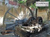 Ingenio azucarero a vapor de la antigua Hacienda Casarapa de Guarenas. Se observa la rueda de peso y balanceo unida a los engranajes de transmisión para el molino. Fotografía del 29 de septiembre de 2021.