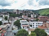 Calle Miranda y parte del Pueblo Arriba de Guarenas visto desde la torre del campanario de la Catedral de Guarenas. Octubre de 2020.
