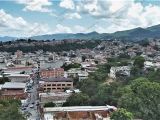 Calle Comercio en La Llanada y otras áreas visto desde la torre del campanario de la Catedral de Guarenas. Al centro se aprecia la Iglesia de La Candelaria. Octubre de 2020.