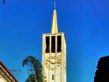 Reloj de estilo escocés en la torre del campanario de la Catedral Nuestra Señora de Copacabana de Guarenas, octubre 2020.