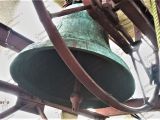 Rueda unida al cepo para el movimiento manual de la campana a través de una cuerda.