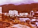Sector 2 de la Urbanización Manuel Martínez Manuel (Trapichito), A la derecha el Centro Comercial Nueva Guarenas, A la izquierda el Bloque 21. Al fondo se observan los bloques 57 al 59 de la Urb. Menca de Leoni (ahora 27 de Febrero). Guarenas, año 1982.