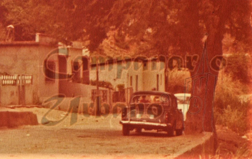 Antiguo automóvil, década 1960, Guacarapa, Guarenas, Edo. Miranda, Venezuela