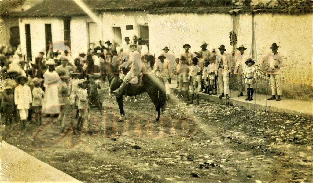 Carnavales Año 1900, Plaza Bolívar de Guarenas. Al fondo la esquina de la calle Bolívar