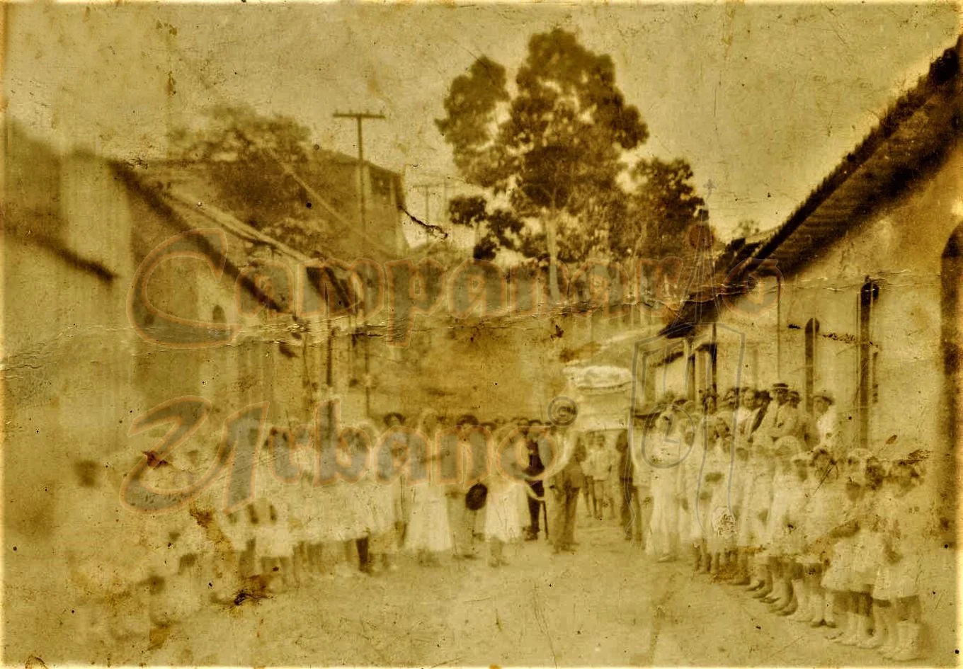 Funeral año 1920 en la calle Comercio de Guarenas. Al fondo, la Bajada de Los Almendrones