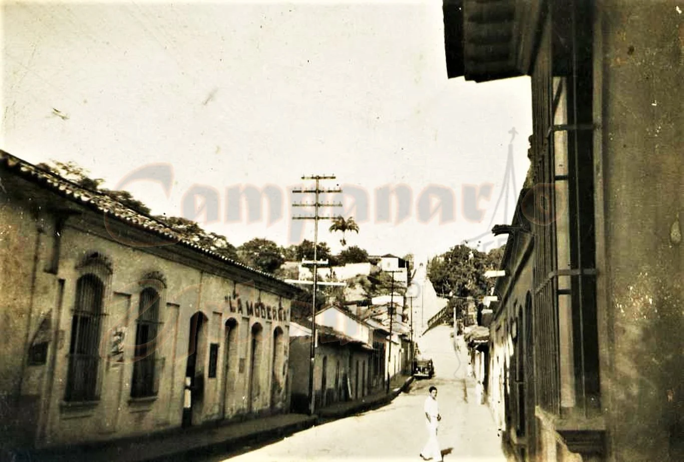 Calle Comercio, al fondo Bajada de Los Almendrones, Guarenas, año 1948