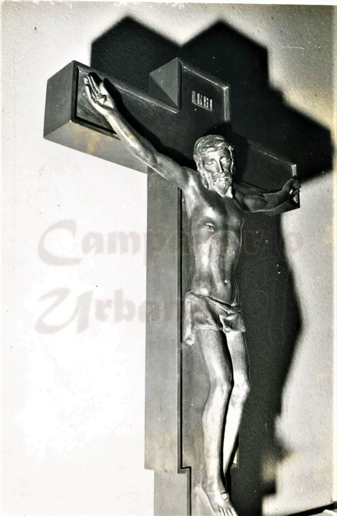 Cristo Crucificado, bronce, instalación de la obra, Conrado Vigni, año 1957
