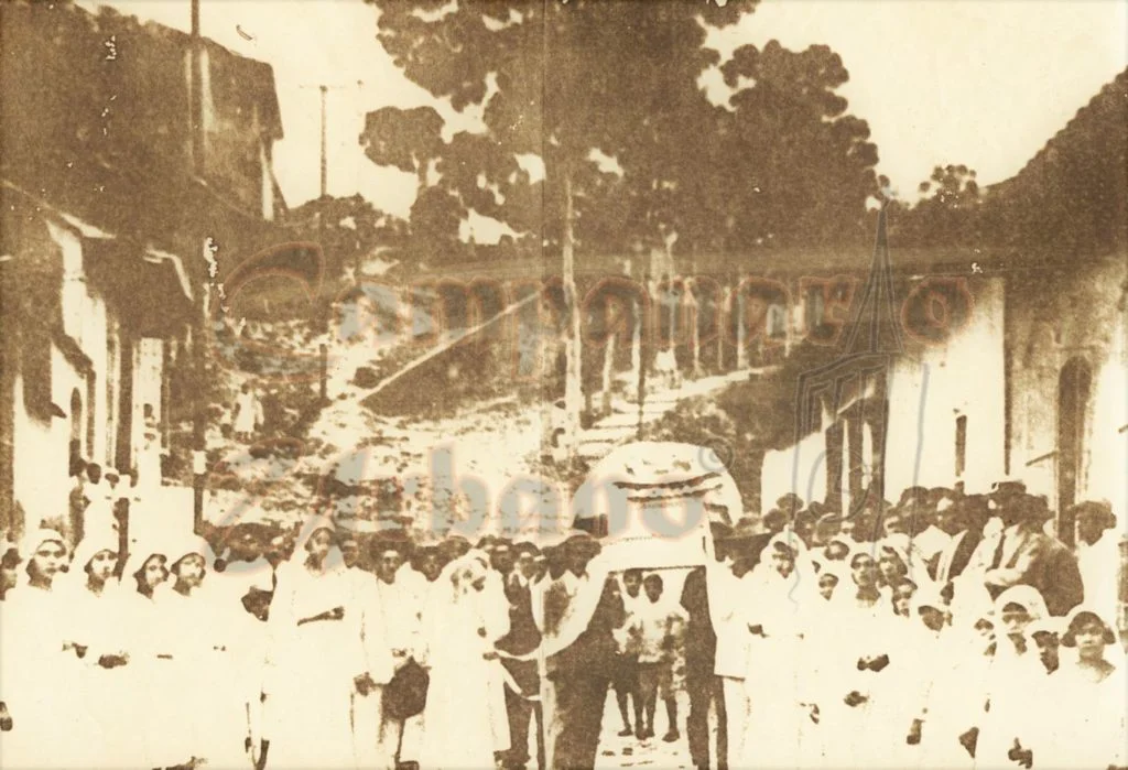 Calle Comercio, cortejo fúnebre, al fondo Bajada de Los Almendrones ,Guarenas, año 1920