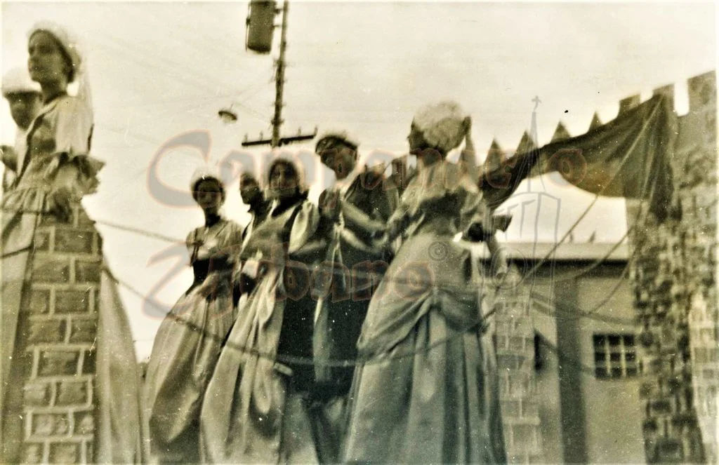 Carnavales de Guarenas, calle Ambrosio Plaza, año 1960. Al fondo, instalaciones de la CANTV