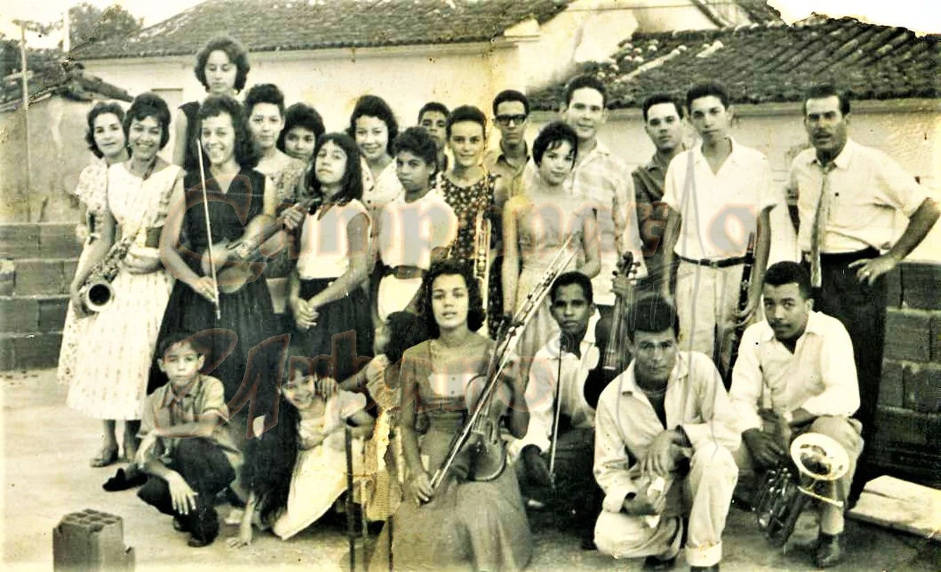 Escuela de Música del Centro Experimental de Arte de Guarenas. Fotografía en la calle 5 de Julio, año 1959