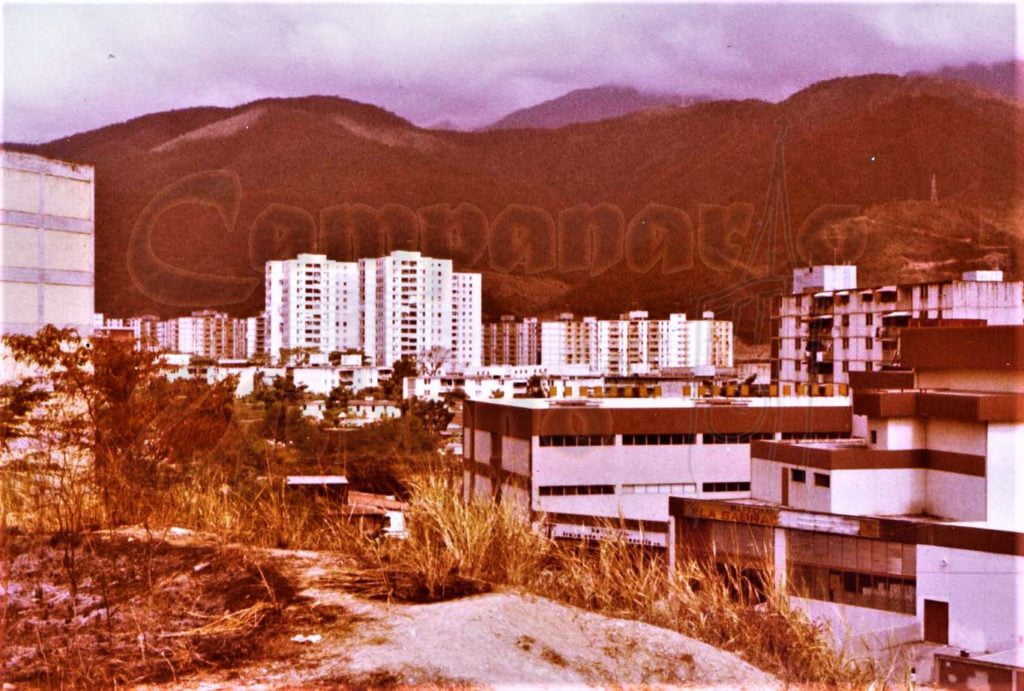 Sector 2 de la Urbanización Manuel Martínez Manuel (Trapichito), A la derecha el Centro Comercial Nueva Guarenas, A la izquierda el Bloque 21. Al fondo se observan los bloques 57 al 59 de la Urb. Menca de Leoni (ahora 27 de Febrero). Guarenas, año 1982.