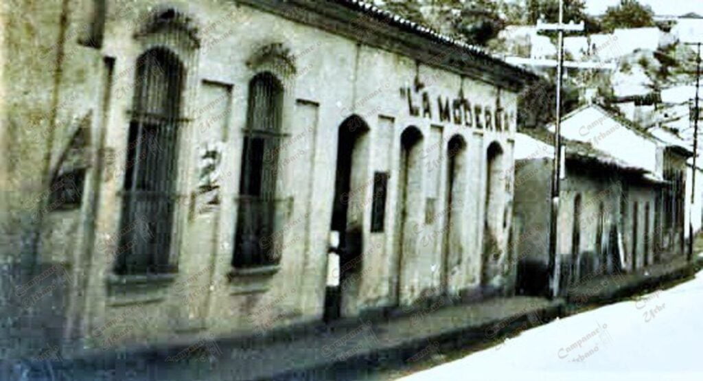 A la derecha, antigua casa del Cine Guarenas, calle Comercio con calle El Parque, década 1920. Al lado, Tienda La Moderna