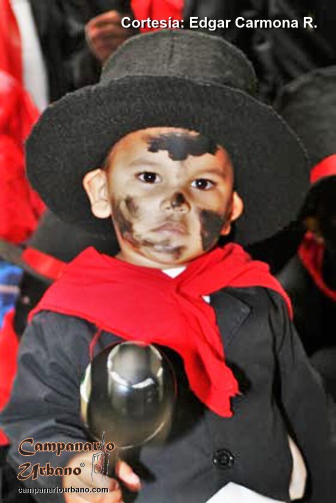 Propietario: Edgar Carmona R. Fecha de captura: 05/07/2011. Festividad: Parranda de San Pedro de Guarenas, Fundación Cultural San Pedro Regresa a sus Raíces. Comentario: Parranderito Juan Lander (hijo).