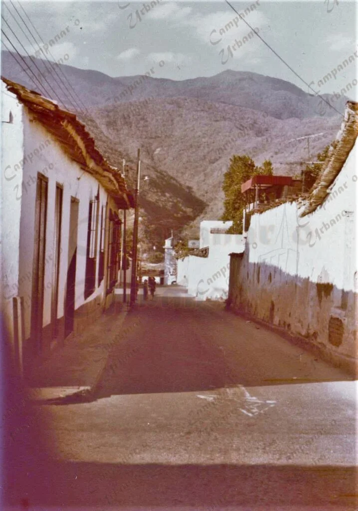 Calle Ambrosio Plaza en el Pueblo Arriba de Guarenas, año 1980. Al fondo, la esquina de la calle 5 de julio, muy cerca de donde estuvo ubicada la sede de la Escuela Federal Graduada "Ambrosio Plaza"