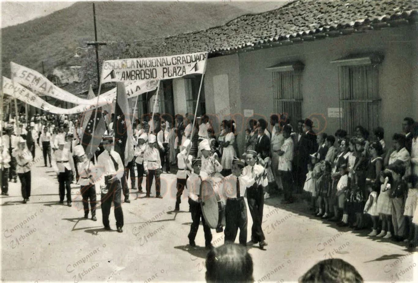 Desfile de los estudiantes de la Escuela Federal Graduada "Ambrosio Plaza" (solo para varones). Plaza Bolívar de Guarenas, año 1955