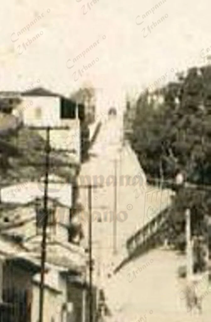 Arriba y al fondo, la casona de la Escuela Federal Graduada Carabobo, exclusiva para hembras. Guarenas, año 1953.