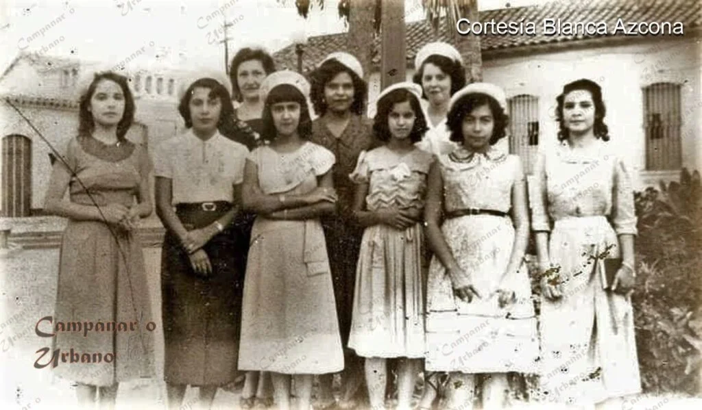 Hermandad Hijas de María, Plaza Bolívar de Guarenas, década 1950. En primera fila y de izquierda a derecha: Celsa Cardozo, Gladys, Odalys y Mireya Acuña, Ermelinda Flores de Azcona, Caridad Cardozo.
