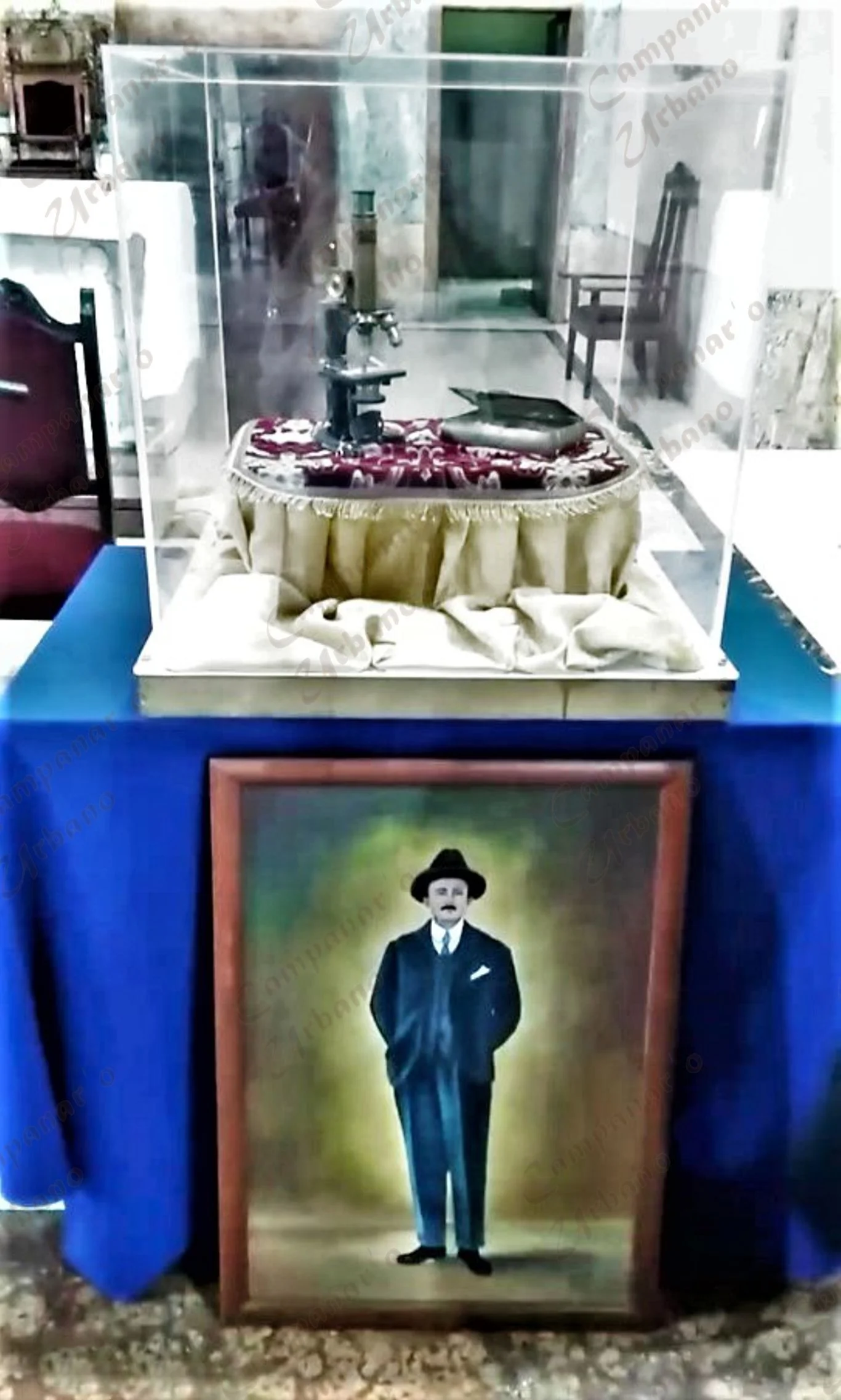 Reliquias del Dr. José Gregorio Hernández en la Catedral Nuestra Señora de La Copacabana. Guarenas, octubre de 2020. Microscopio y tierra del lugar de su sepultura.