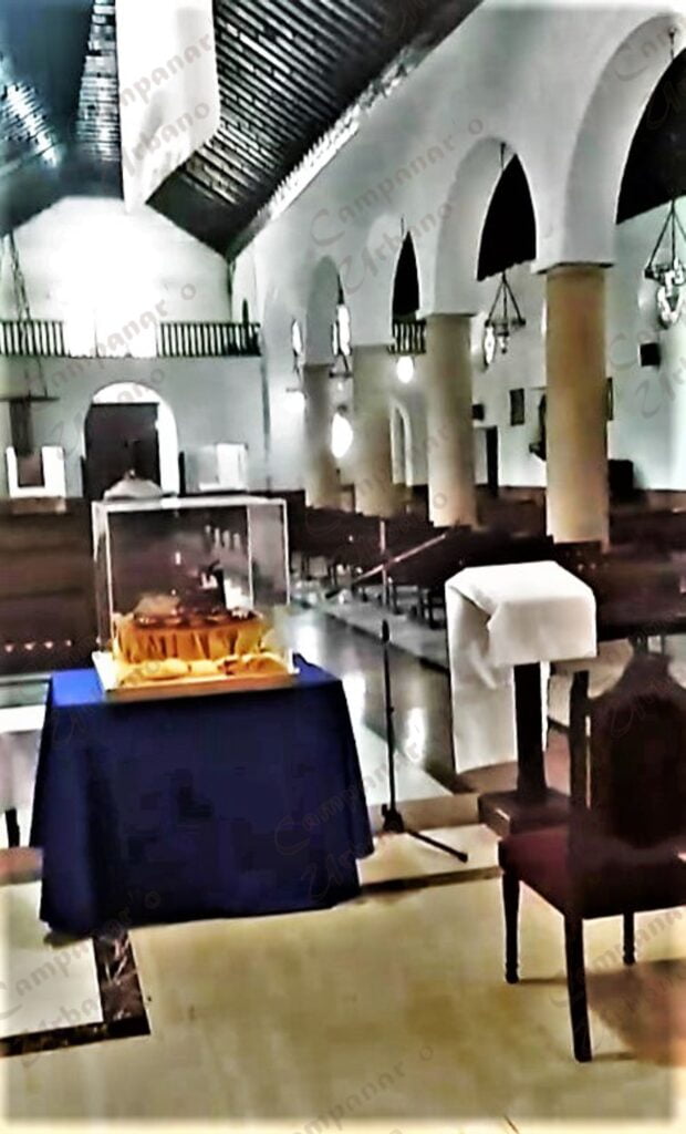 Reliquias del Dr. José Gregorio Hernández en la Catedral Nuestra Señora de La Copacabana. Guarenas, octubre de 2020. Microscopio y tierra del lugar de su sepultura.