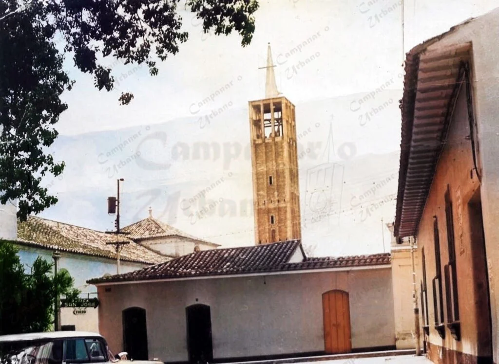 Construcción del campanario de la Iglesia Nuestra Señora de Copacabana, Guarenas, año 1960.