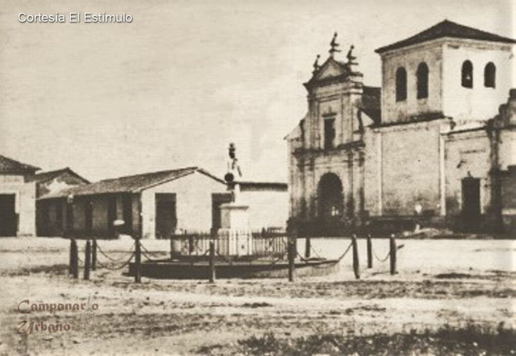 Fachada y campanario de la Ermita de San Pablo, construida en 1580. En este templo estuvo una imagen de la Virgen de Copacabana, la cual se extravió después de su demolición en 1880 por el Gobierno de Antonio Guzmán Blanco para construir el Teatro Municipal de Caracas.