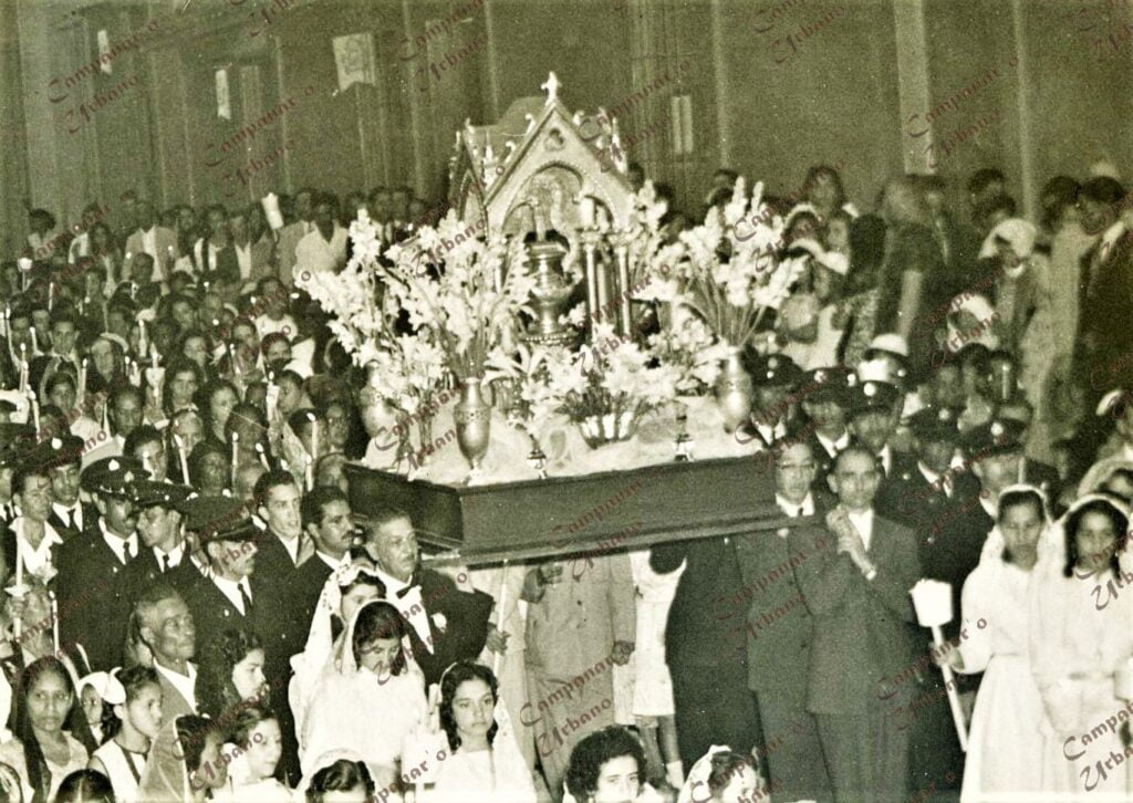 Procesión de la Virgen de Copacabana durante las Fiestas Patronales de Guarenas del 21 de noviembre de 1955
