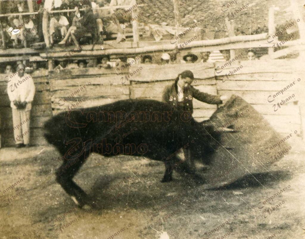 Tarde de toros durante las fiestas patronales de Guarenas, década 1950