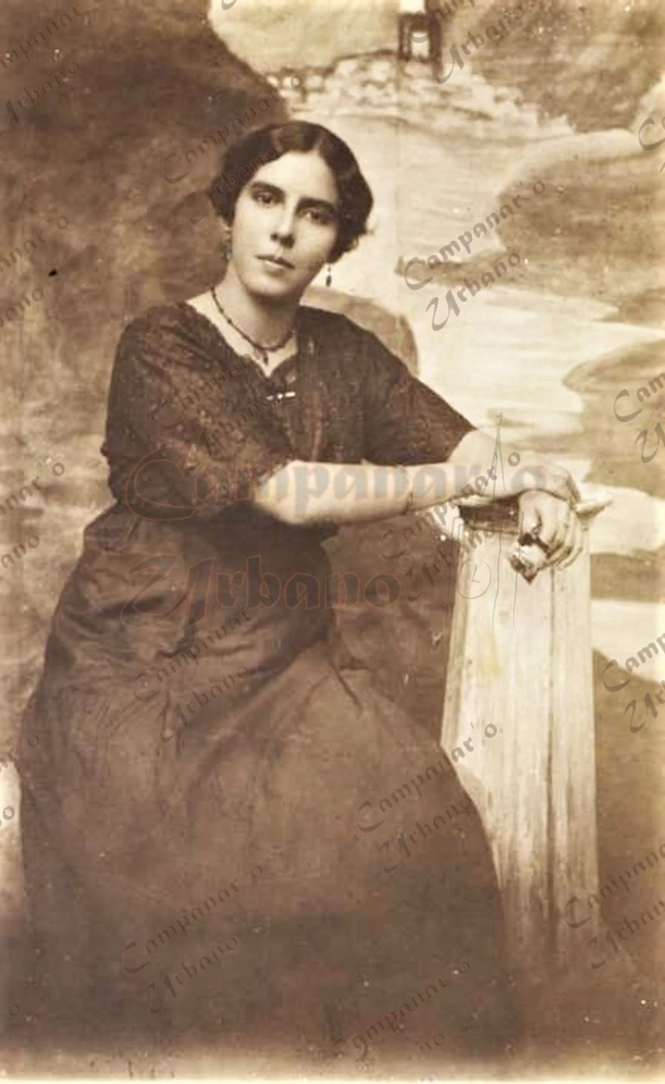 Luisa González, año 1912. Junto a su familia hacía entrega de las cintas milagrosas de Nuestra Señora de Copacabana desde el ventanal de su casa.