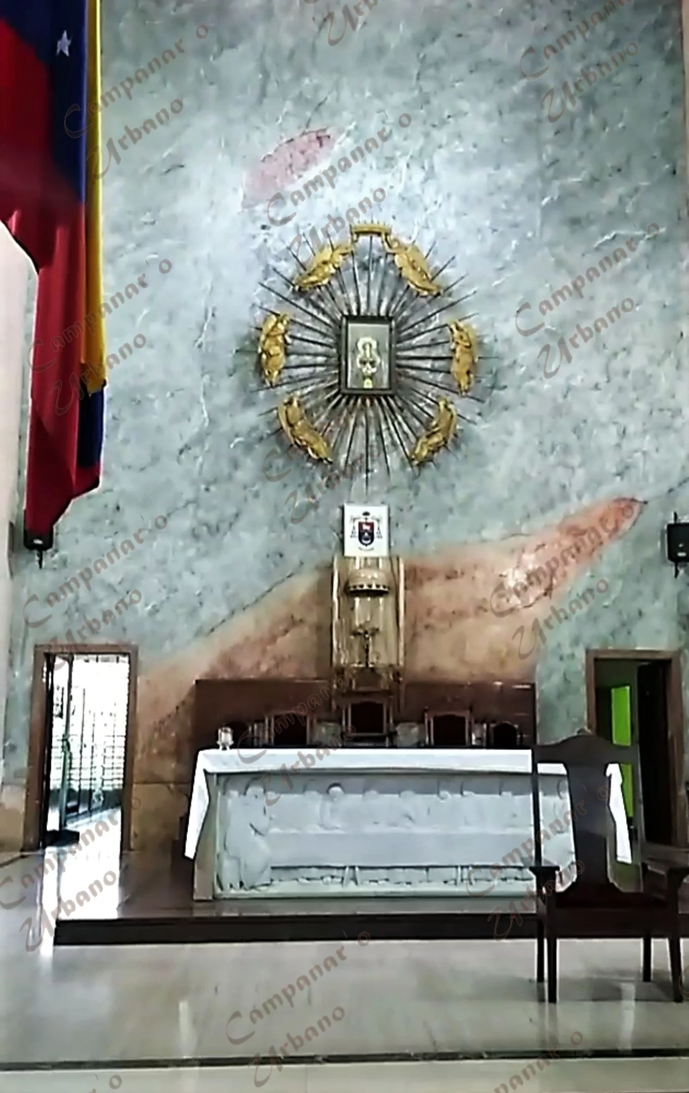 Marco y conjunto ornamental en Bronce de la Virgen de Copacabana. elaborado por Conrado Vigni en 1957. En el altar mayor se observa el bajo relieve de "La Última Cena" en mármol de carrara del escultor Emilio Musso, año 1957.