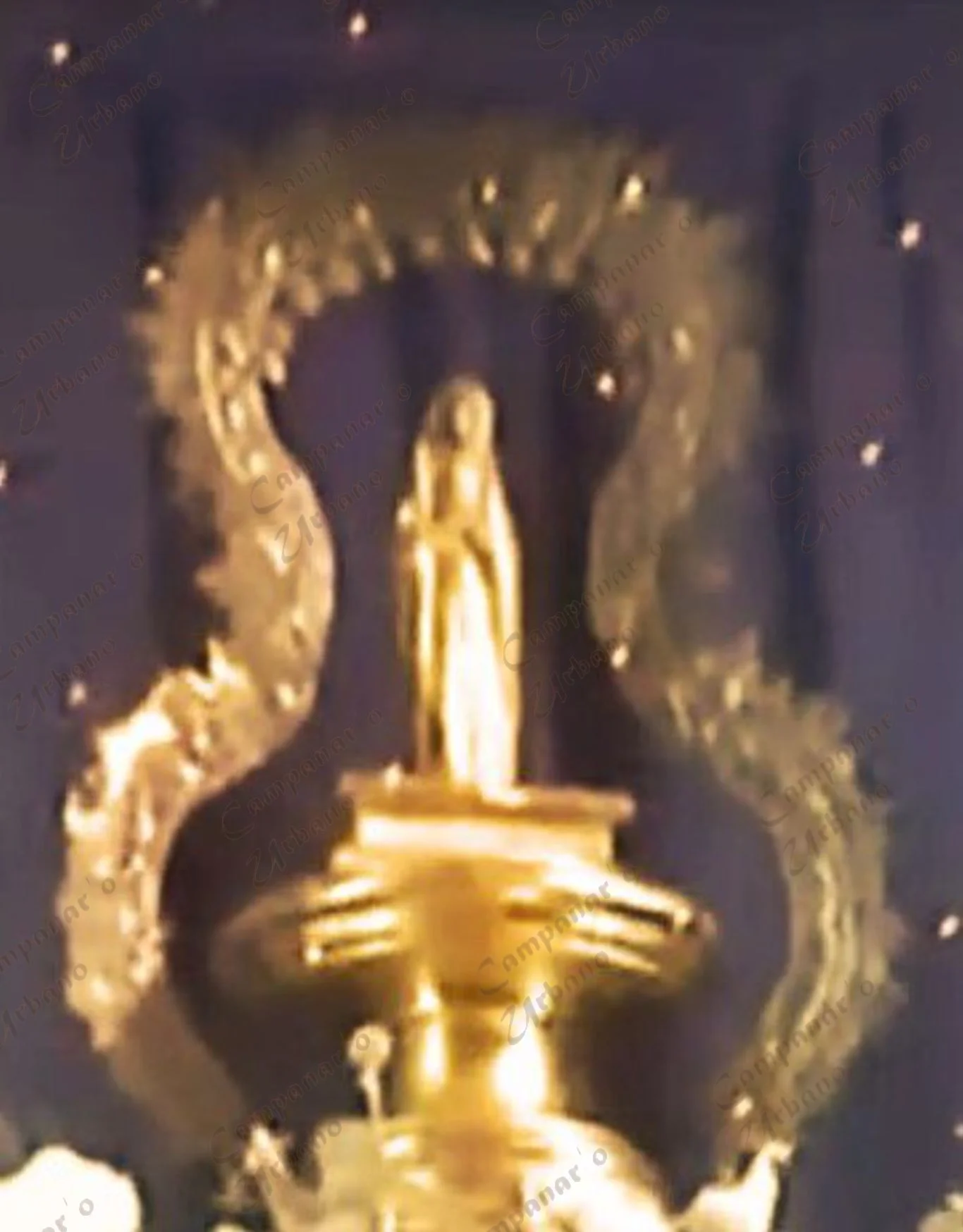 Imagen de Nuestra Señora de Copacabana justo después de ser bañada en oro para preservar su madera. Se destaca la ausencia de la corona de la Virgen. Guarenas, año 1982.