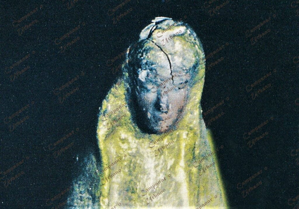 Imagen de Nuestra Señora de Copacabana. Detalle de daño natural en el rostro de la Virgen. Guarenas, década de 1970.