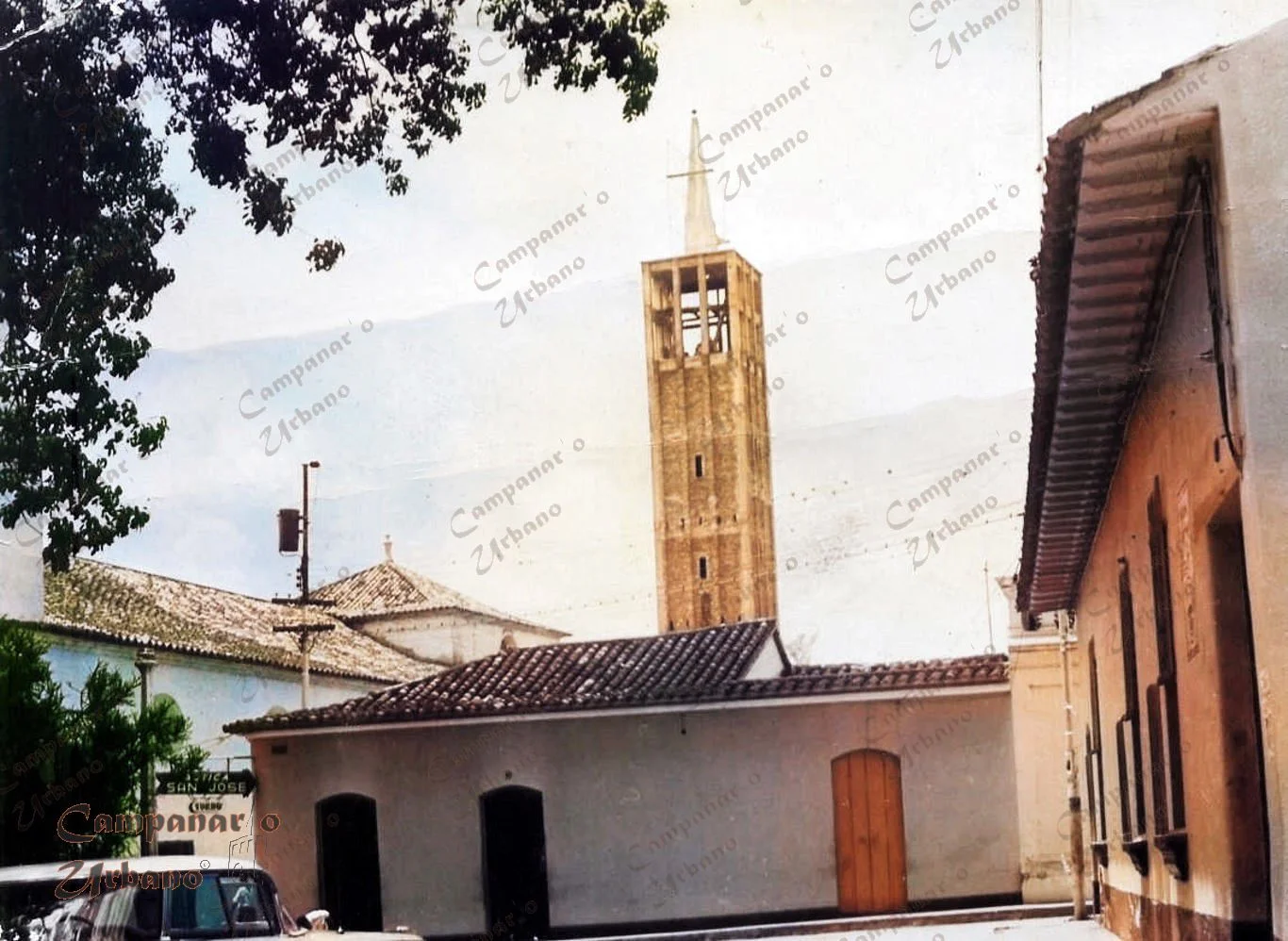 Construcción de la torre del campanario de la hoy Catedral Nuestra Señora de Copacabana de Guarenas, año 1959.
