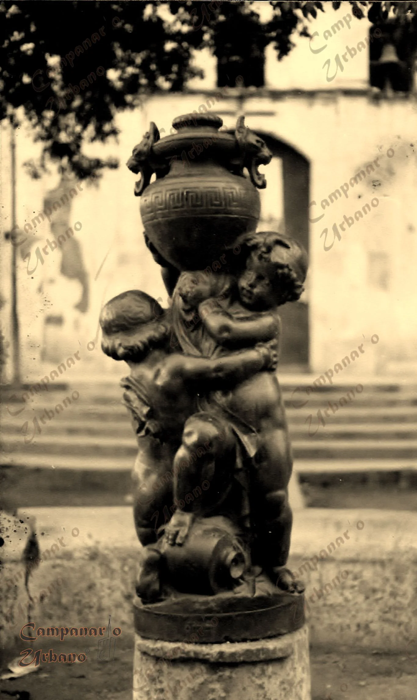 Escultura de Amorcillos en la fuente de la Plaza La Candelaria de Guarenas, del escultor Emile Antoine Durenne, elaborado entre 1880 y 1885. Fotografía de 1979.