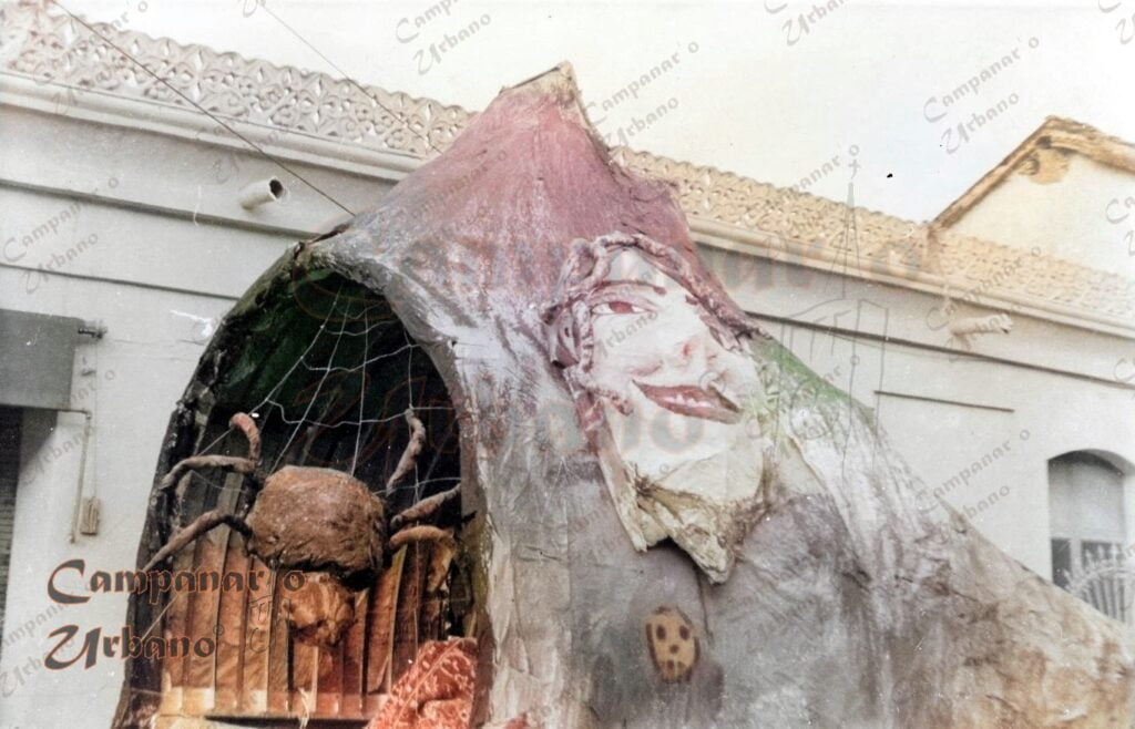 Carnavales artísticos de Guarenas, calle Ambrosio Plaza, década de 1960. Fotografía restaurada y coloreada digitalmente por Campanario Urbano.