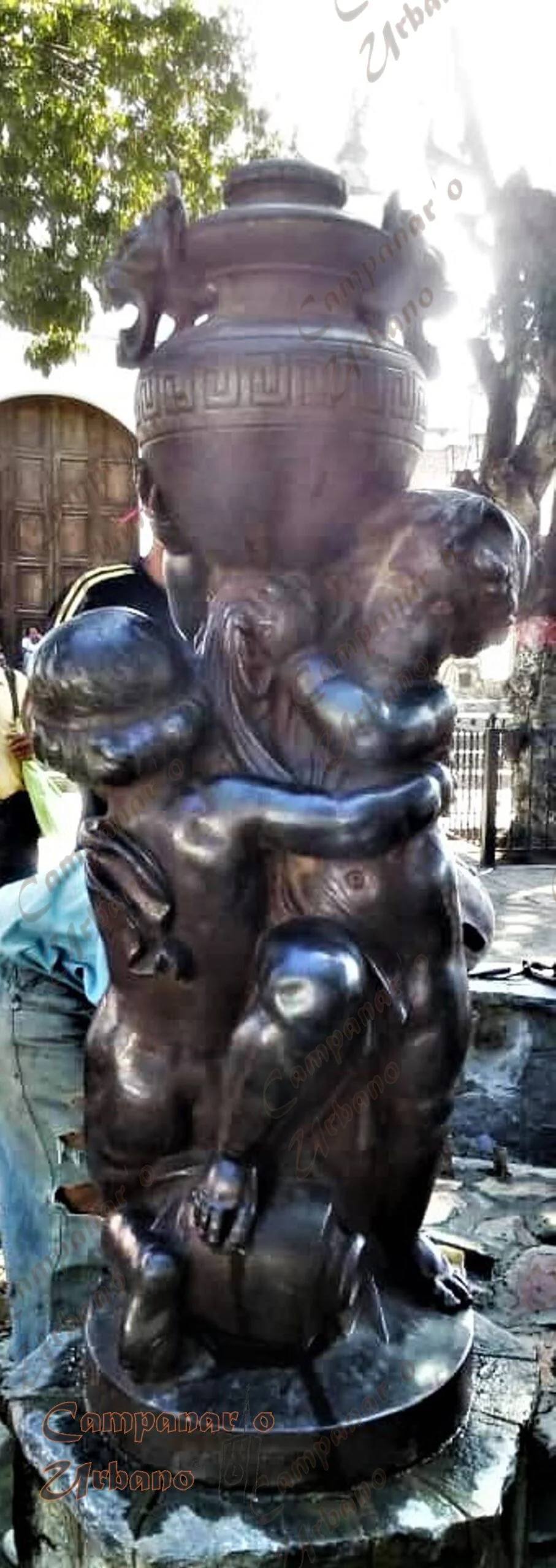 Escultura de Amorcillos en la fuente de la Plaza La Candelaria de Guarenas, del escultor Emile Antoine Durenne, elaborado entre 1880 y 1885. Fotografía del 1ro. de febrero de 2021.