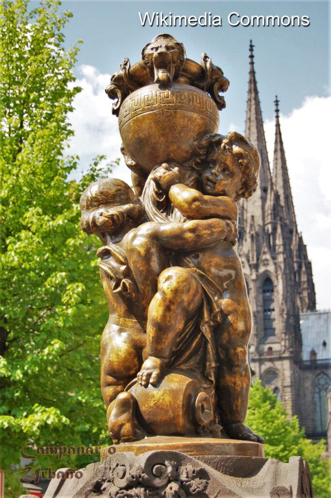 Fuente de la Place Royale en Clermont-Ferrand, Francia. Escultura del francés Emile Antoine Durenne. Esta fuente posee cuatro bozales de leones en el jarrón, mientras que la de Guarenas posee solo dos bozales.