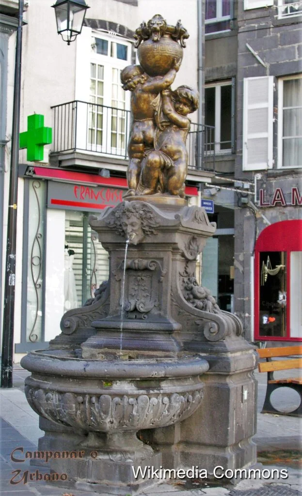 Fuente de la Place Royale en Clermont-Ferrand, Francia. Escultura del francés Emile Antoine Durenne. Esta fuente posee cuatro bozales de leones en el jarrón, mientras que la de Guarenas posee solo dos bozales.