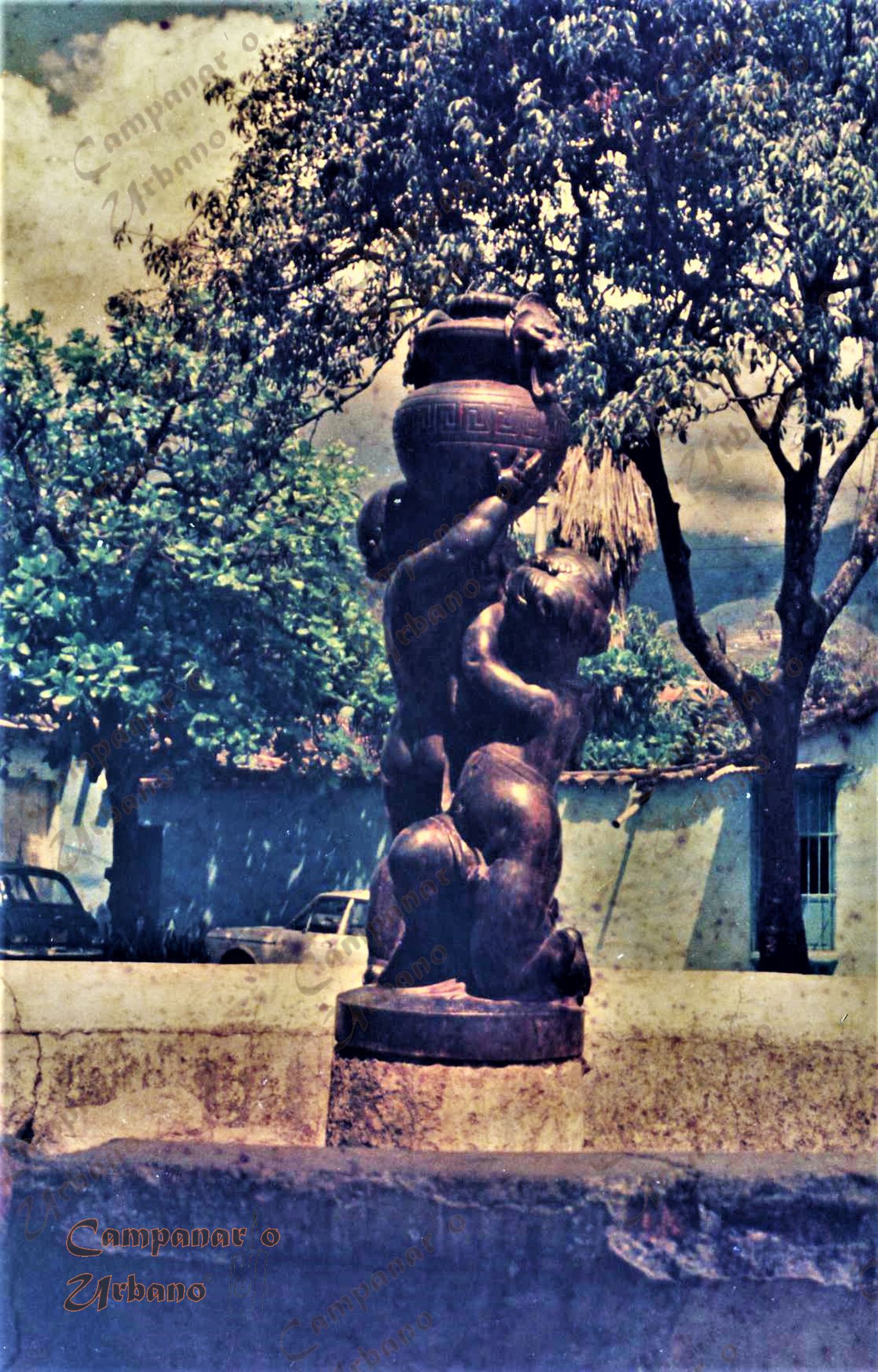 Escultura de Amorcillos en la fuente de la Plaza La Candelaria de Guarenas, del escultor Emile Antoine Durenne, elaborado entre 1880 y 1885. Fotografía de 1979.