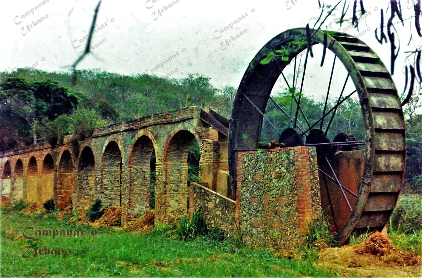 Noria, acueducto y acequia de la Hacienda La Concepción, Guarenas, década 1970.