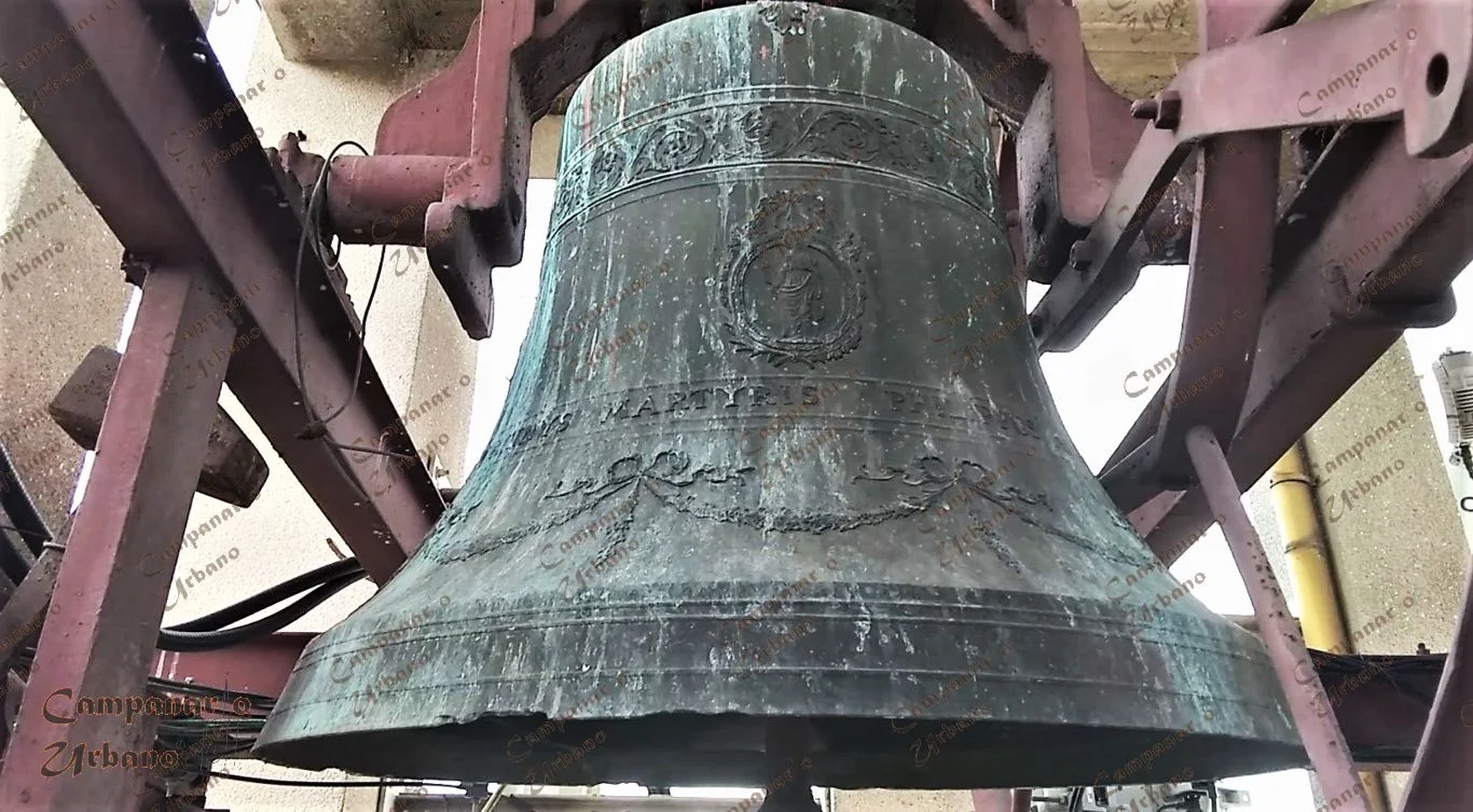 Campana norte, dedicada a San Felipe Apóstol. Se le conoce como la campana del martirio. Campana principal que proporciona la nota tónica.