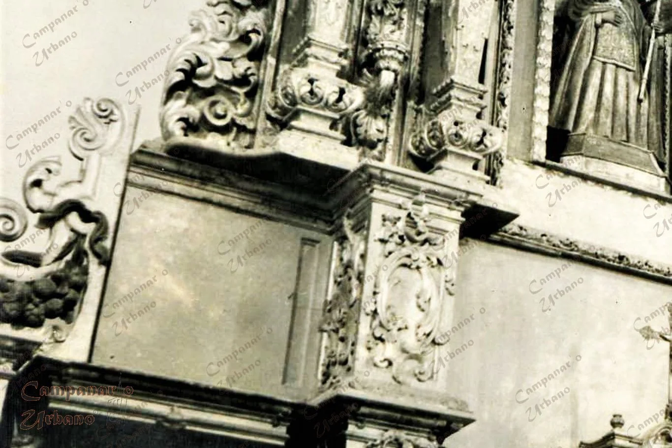 Pilastras del retablo de la Iglesia La Candelaria de Guarenas, las cuales no concuerdan en estilo, posición y tamaño