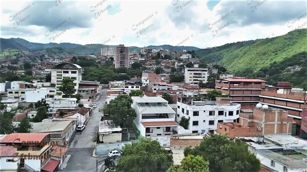 Calle Miranda y parte del Pueblo Arriba de Guarenas visto desde la torre del campanario de la Catedral de Guarenas. Octubre de 2020.