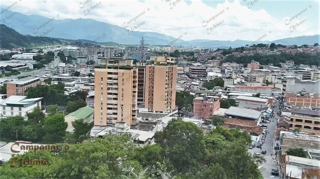 Calle Comercio en La Llanada y otras áreas visto desde la torre del campanario de la Catedral de Guarenas. Octubre de 2020.